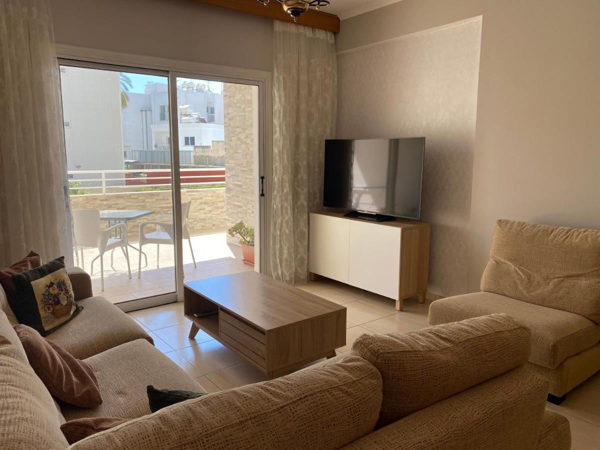 Apartament Holiday City Center Larnaca Zewnętrze zdjęcie